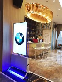 55 "Kapalı QLED Floorstand Ultrathin Hareketli Dijital Tabela Afiş Monitörü Android Çift Taraflı Lcd Ekran Kiosk